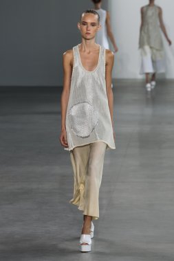 Harleth Kuusik (Derneği) yürüyüş Calvin Klein Collection defile pist model