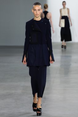 Julia Bergshoeff yürüyüş Calvin Klein Collection defile pist model