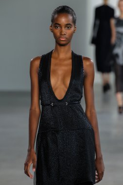 Tami Williams yürüyüş Calvin Klein Collection defile pist model
