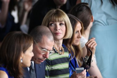 Conde Nast Anna Wintour ve Sarah Jessica Parker ve Rooney Mara için sanat yönetmeni katılmak Calvin Klein koleksiyonu moda defilesi