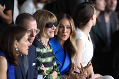 Conde Nast Anna Wintour ve Sarah Jessica Parker ve Rooney Mara için sanat yönetmeni katılmak Calvin Klein koleksiyonu moda defilesi