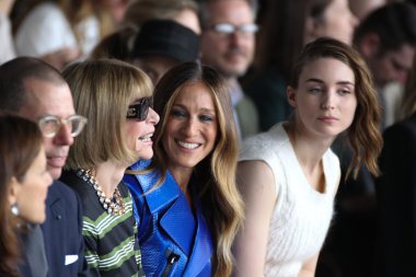 Conde Nast Anna Wintour ve Sarah Jessica Parker ve Rooney Mara için sanat yönetmeni katılmak Calvin Klein koleksiyonu moda defilesi
