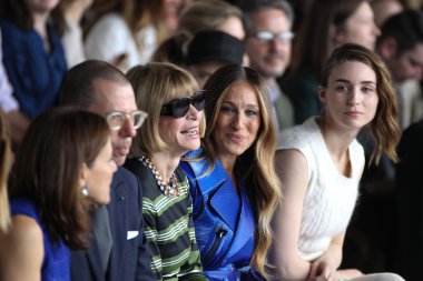 Conde Nast Anna Wintour ve Sarah Jessica Parker ve Rooney Mara için sanat yönetmeni katılmak Calvin Klein koleksiyonu moda defilesi