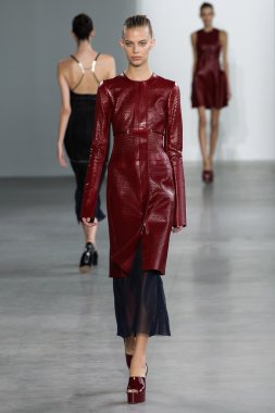 Modeli yürüyüş Calvin Klein Collection defile pist