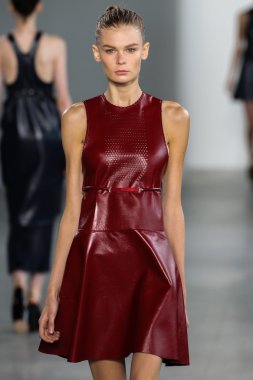 Modeli yürüyüş Calvin Klein Collection defile pist