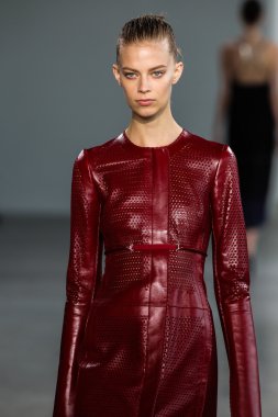 Modeli yürüyüş Calvin Klein Collection defile pist
