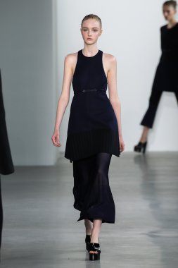 Modeli Sabine Cozijnsen yürümek Calvin Klein Collection defile pist