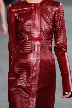 Modeli yürüyüş Calvin Klein Collection defile pist