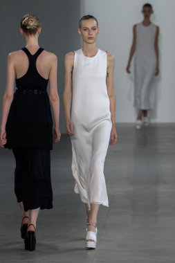 Modeli yürüyüş Calvin Klein Collection defile pist
