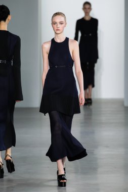 Modeli Sabine Cozijnsen yürümek Calvin Klein Collection defile pist