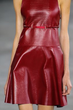 Modeli yürüyüş Calvin Klein Collection defile pist