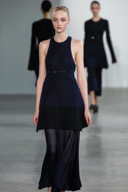 Modeli Sabine Cozijnsen yürümek Calvin Klein Collection defile pist