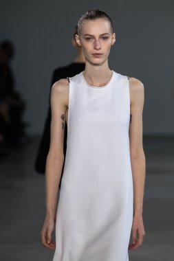 Modeli yürüyüş Calvin Klein Collection defile pist