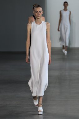 Modeli yürüyüş Calvin Klein Collection defile pist
