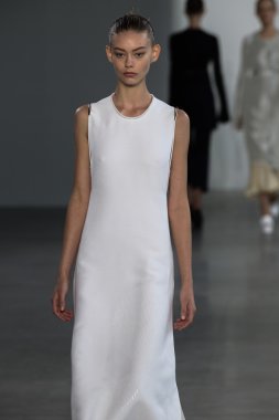 Ondria Hardin yürüyüş Calvin Klein Collection defile pist model