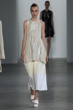 Jo Molenaar yürüyüş Calvin Klein Collection defile pist model