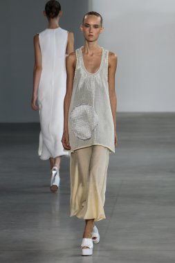 Harleth Kuusik (Derneği) yürüyüş Calvin Klein Collection defile pist model