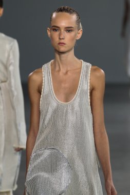 Harleth Kuusik (Derneği) yürüyüş Calvin Klein Collection defile pist model