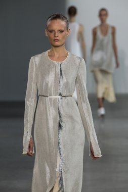Modeli Hanne Gaby Odiele yürümek Calvin Klein Collection defile pist