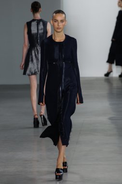 Julia Bergshoeff (Dna) yürüyüş Calvin Klein Collection defile pist model