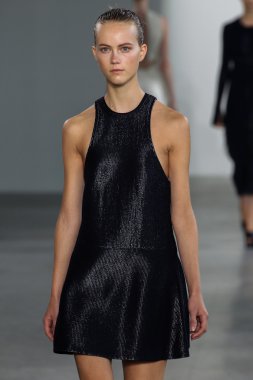 Julie Hoomans (yüksek) yürüyüş Calvin Klein Collection defile pist model