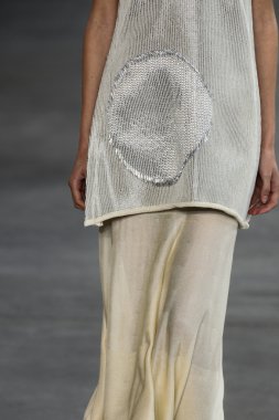 Harleth Kuusik (Derneği) yürüyüş Calvin Klein Collection defile pist model