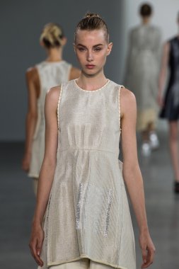 Jo Molenaar yürüyüş Calvin Klein Collection defile pist model