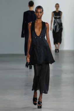 Tami Williams yürüyüş Calvin Klein Collection defile pist model