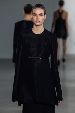 Vanessa Moody yürüyüş Calvin Klein Collection defile pist model