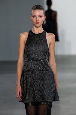 Elena Peter yürüyüş Calvin Klein Collection defile pist model