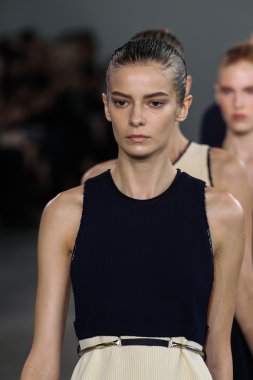Dasha Denisenko yürüyüş Calvin Klein Collection defile pist model