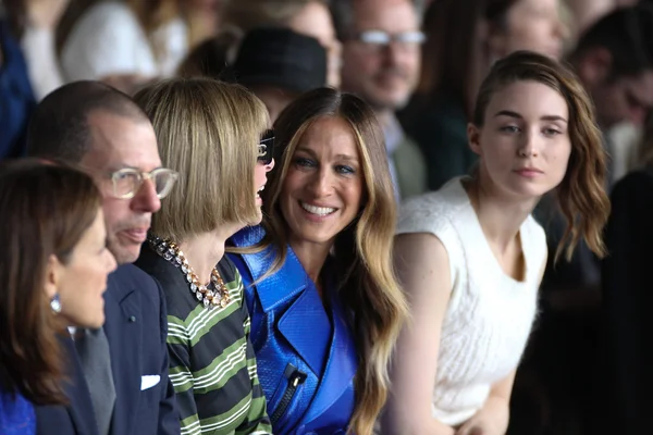 La directrice artistique de Conde Nast Anna Wintour et Sarah Jessica Parker et Rooney Mara assistent au défilé de mode Calvin Klein Collection — Photo