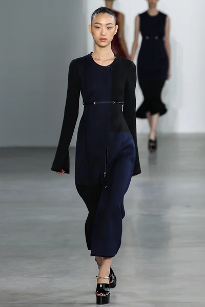 La modella So Ra Choi cammina sulla passerella alla sfilata di moda Calvin Klein Collection — Foto Stock