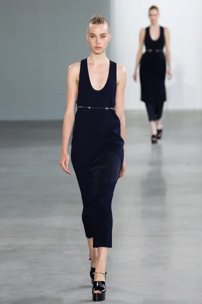 Model Jo Molenaar walk the runway at the Calvin Klein Collection fashion show — Stock Photo, Image