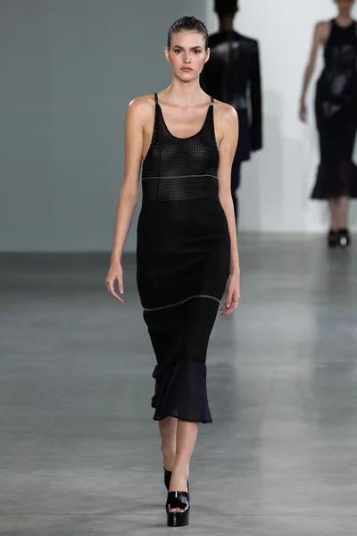 La modelo Vanessa Moody camina por la pasarela en el desfile de moda Calvin Klein Collection — Foto de Stock