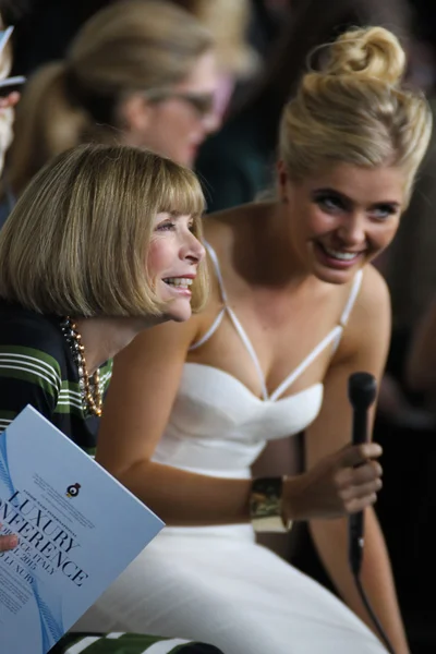 Artistic director for Conde Nast Anna Wintour and Sarah Jessica Parker and Rooney Mara attend the Calvin Klein Collection fashion show — Stock Photo, Image