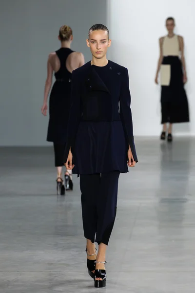 La mannequin Julia Bergshoeff arpente la piste du défilé de mode Calvin Klein Collection — Photo