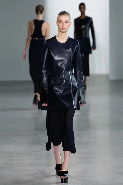 Modelo Sina caminar por la pasarela en el desfile de moda Calvin Klein Collection —  Fotos de Stock
