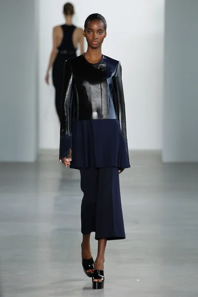 La modella Tami Williams cammina sulla passerella alla sfilata Calvin Klein Collection — Foto Stock