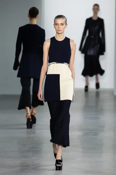 Modelo Dasha Denisenko andar na passarela no desfile de moda Calvin Klein Collection — Fotografia de Stock