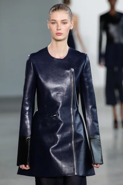 Model Sina lopen de start-en landingsbaan op de Calvin Klein collectie fashion show — Stockfoto