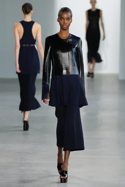 La modelo Tami Williams recorre la pasarela en el desfile de moda Calvin Klein Collection — Foto de Stock