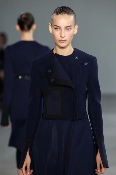La mannequin Julia Bergshoeff arpente la piste du défilé de mode Calvin Klein Collection — Photo