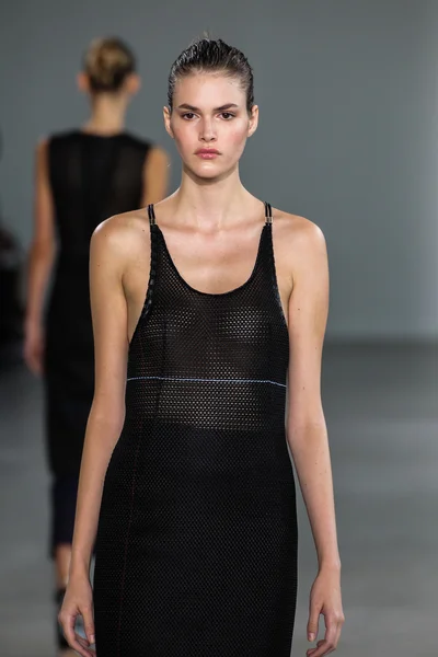 Model Vanessa Moody walk the runway at the Calvin Klein Collection fashion show — Stock Photo, Image