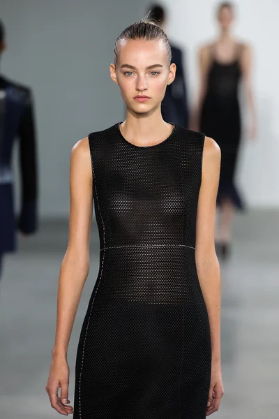 Model Maartje Verhoef walk the runway at the Calvin Klein Collection fashion show — Stock Photo, Image