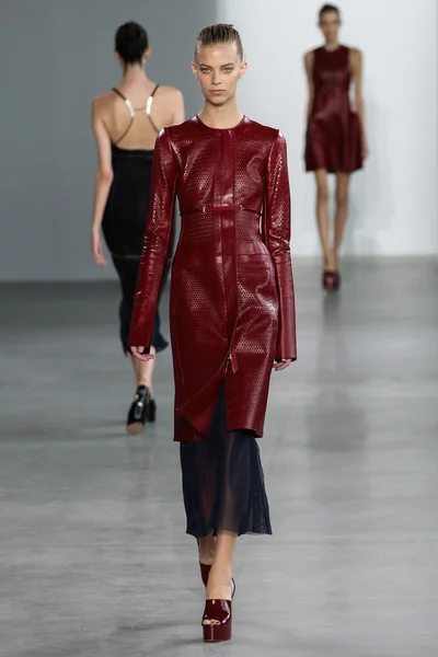 Promenez-vous sur la piste du défilé de mode Calvin Klein Collection — Photo