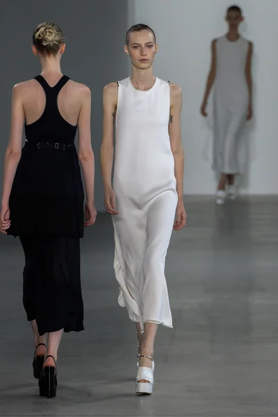 Model lopen de start-en landingsbaan op de Calvin Klein collectie fashion show — Stockfoto