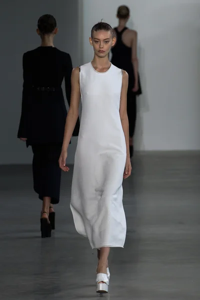 La modella Ondria Hardin cammina sulla passerella alla sfilata di moda Calvin Klein Collection — Foto Stock