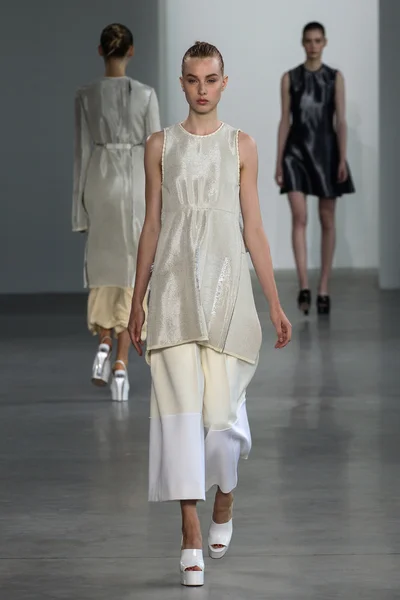 Model Jo Molenaar walk the runway at the Calvin Klein Collection fashion show — Stock Photo, Image