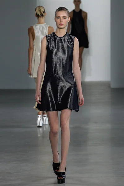 Модель Сина ходит по подиуму на показе мод Calvin Klein Collection — стоковое фото